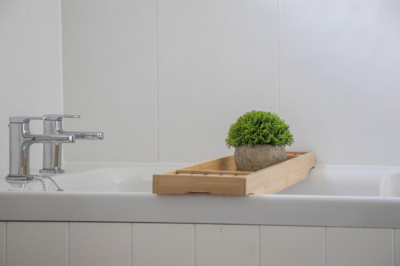 Lovely 3-Bedroom Apartment In 콜체스터 외부 사진
