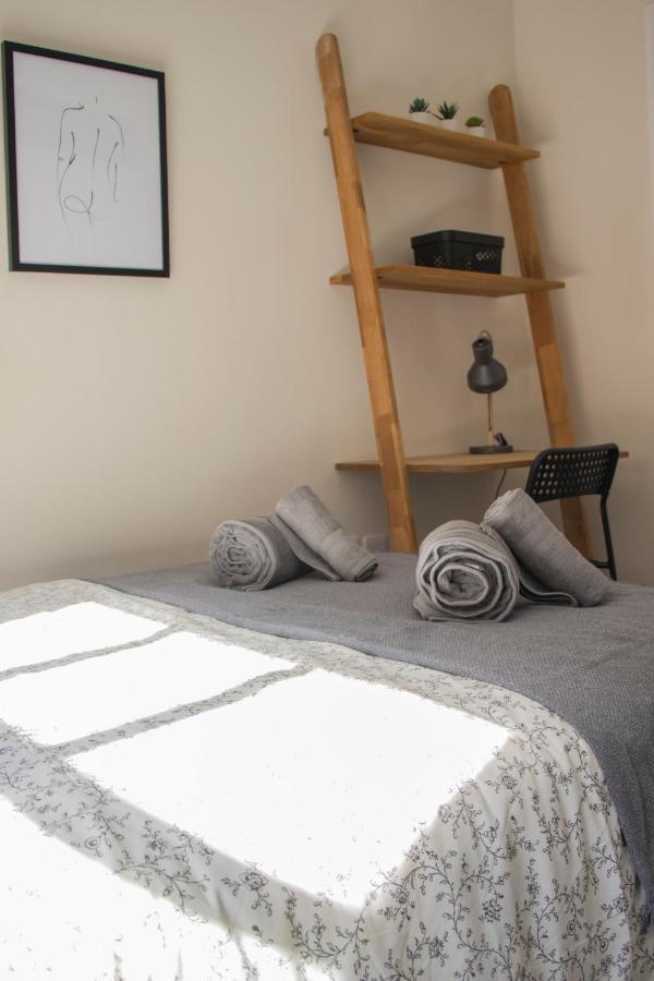 Lovely 3-Bedroom Apartment In 콜체스터 외부 사진